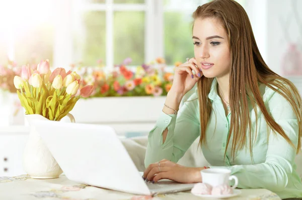 Mujer joven mirando el ordenador portátil —  Fotos de Stock