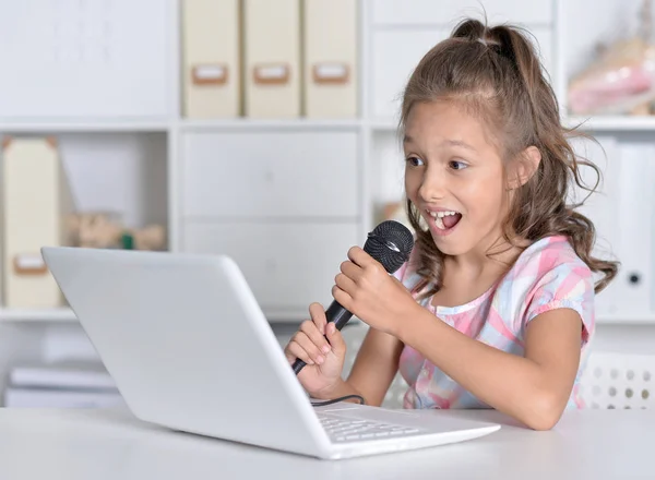 Bambina che canta karaoke — Foto Stock