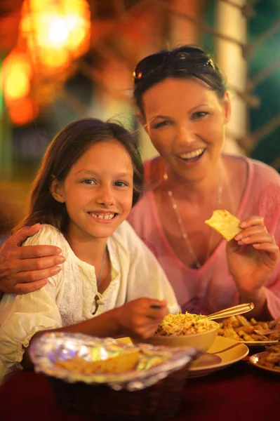 Moeder en dochter eten in café — Stockfoto