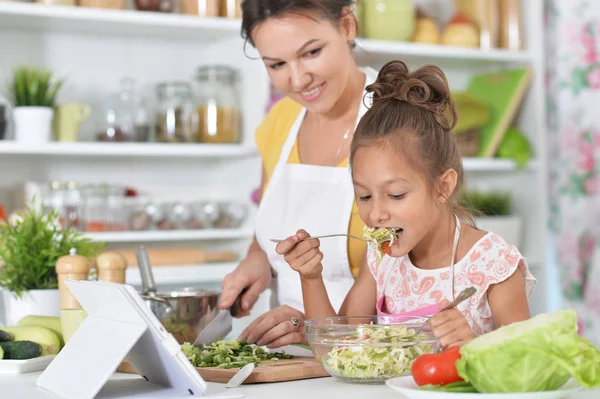 Mor och dotter lagar mat tillsammans — Stockfoto