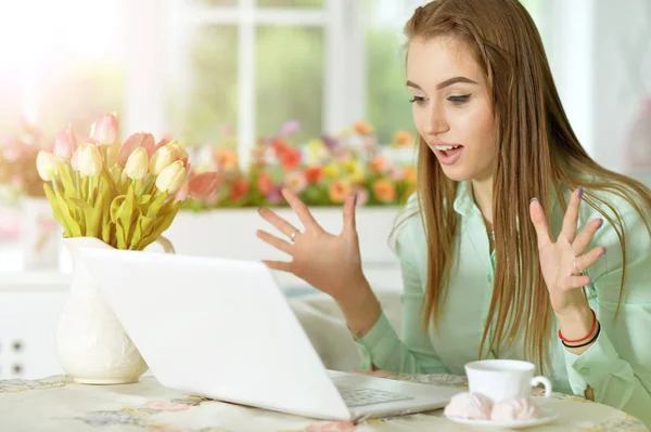 Young woman looking at laptop — Stock Photo, Image