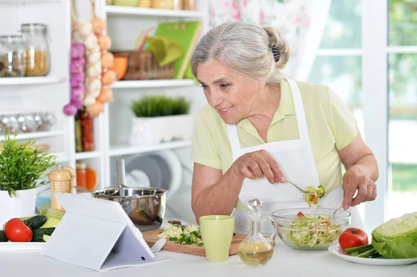 Mujer leyendo receta en el ordenador portátil — Foto de Stock