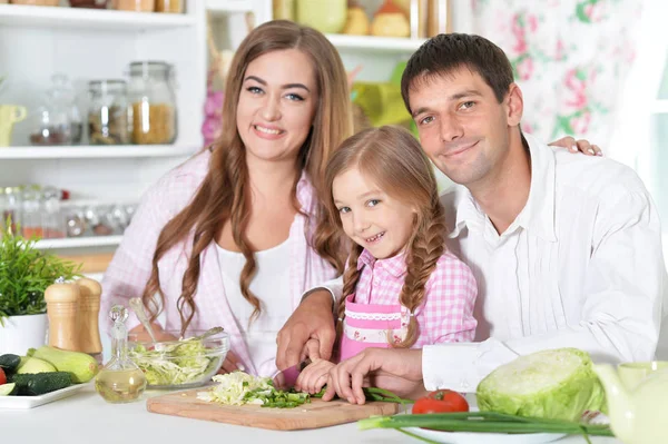 Pais com filha preparando o jantar — Fotografia de Stock