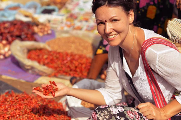 Kadın Pazar sebze seçme — Stok fotoğraf