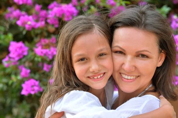 Feliz madre e hija abrazándose — Foto de Stock