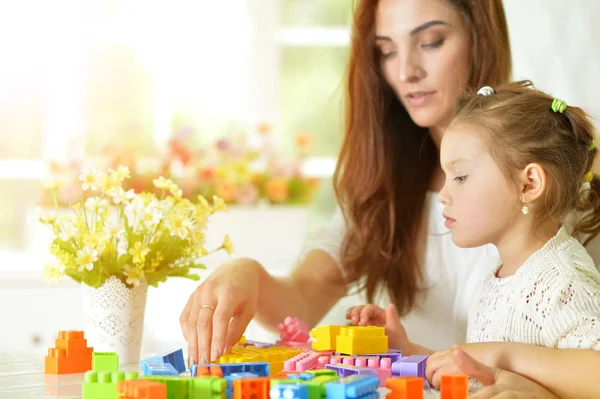 Madre e figlia con blocchi di plastica — Foto Stock