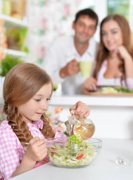 Carino piccola figlia preparare insalata — Foto Stock