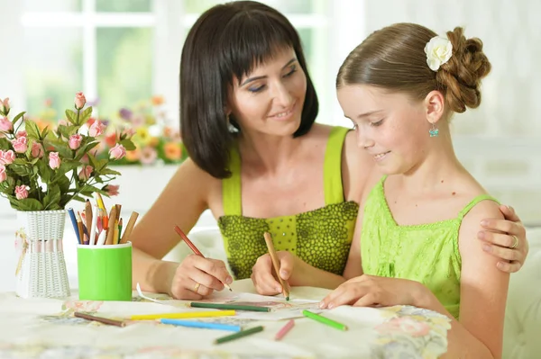 Mor och dotter rita med blyerts — Stockfoto