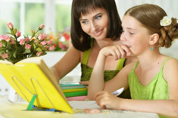 Colegiala haciendo la tarea — Foto de Stock