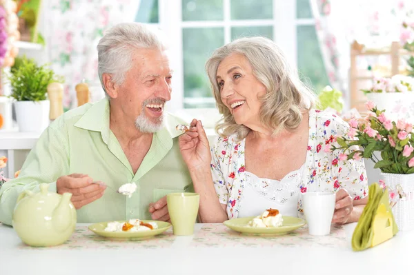 Coppia anziana che fa colazione — Foto Stock