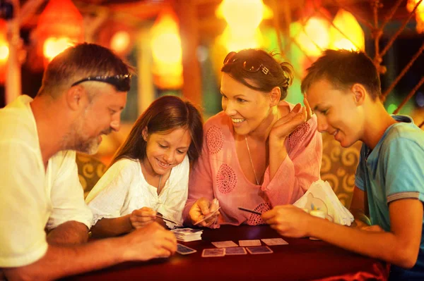 Feliz família jogar cartas — Fotografia de Stock