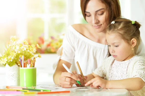 母亲和小女儿用铅笔绘图 — 图库照片