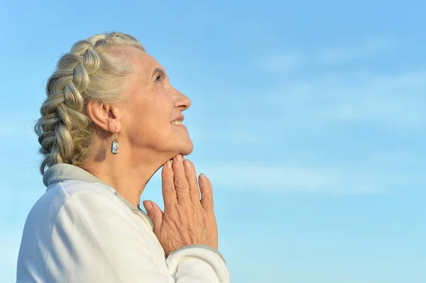 Mujer mayor rezando — Foto de Stock