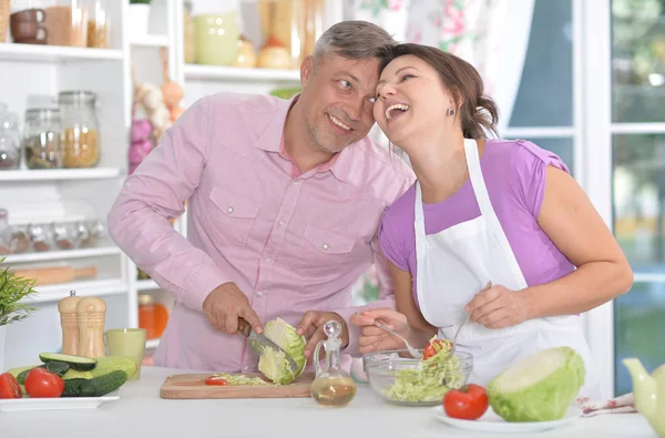 Pareja casada cocinando juntos — Foto de Stock