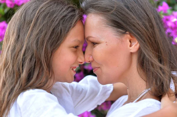 Feliz madre e hija abrazándose —  Fotos de Stock