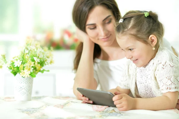 Mother with little daughter using tablet — Stock Photo, Image