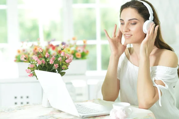 Giovane donna utilizzando il computer portatile — Foto Stock