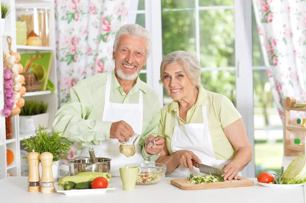 Pareja mayor preparando la cena — Foto de Stock