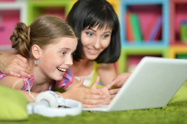 Mãe e filha usando laptop — Fotografia de Stock