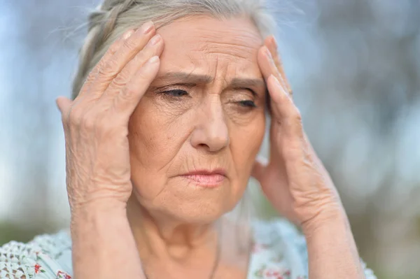 Грустная женщина с головной болью — стоковое фото