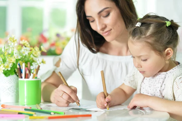 Mãe e filha pequena desenho com lápis — Fotografia de Stock