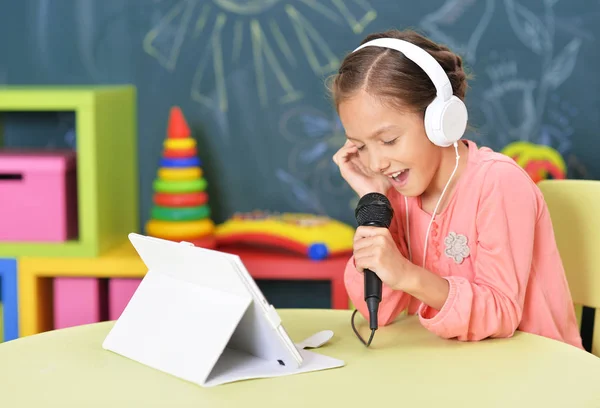 Little girl singing karaoke — Stock Photo, Image