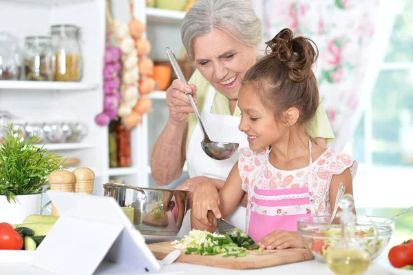 Бабушка и внучка готовят ужин — стоковое фото
