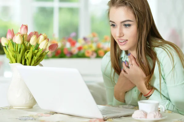 Young woman looking at laptop — Stock Photo, Image