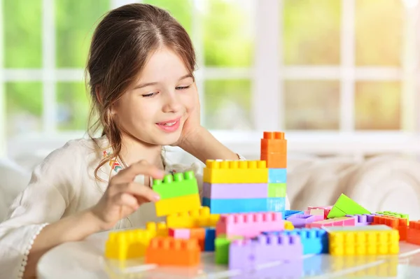 Nettes Mädchen spielt mit Blöcken — Stockfoto