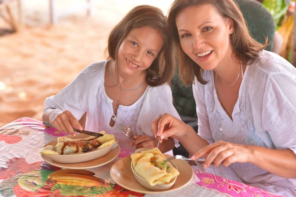 Anne ve kızı kafede yemek — Stok fotoğraf