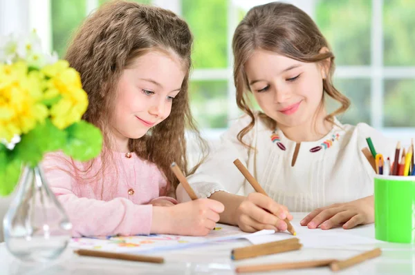 Petites filles dessinant avec des crayons — Photo