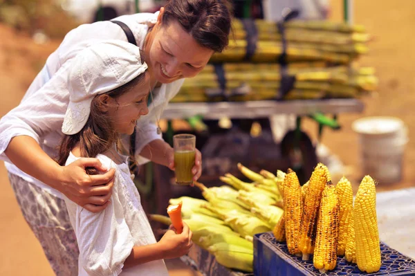 Madre e hija comprando comida —  Fotos de Stock