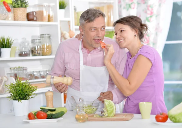 Marido e mulher cozinhar jantar — Fotografia de Stock
