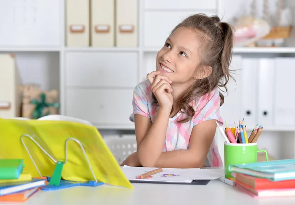 Schoolmeisje huiswerk — Stockfoto