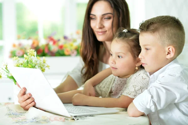 Мати і діти з ноутбуком — стокове фото