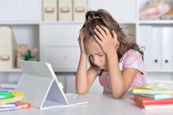 Niña usando tableta — Foto de Stock