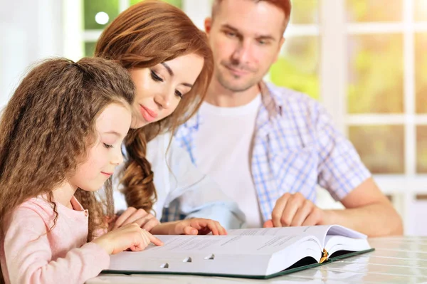 Gelukkige familie met boek — Stockfoto