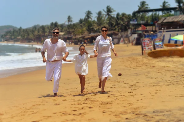 Pais com filha na praia — Fotografia de Stock