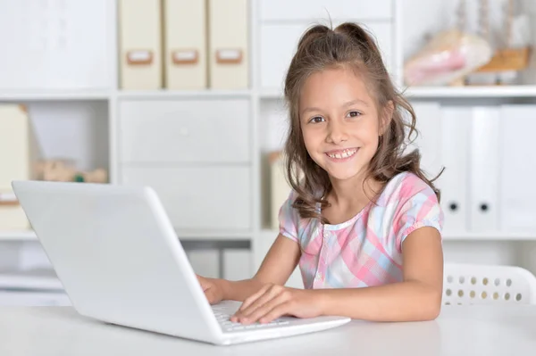 Klein meisje met laptop — Stockfoto
