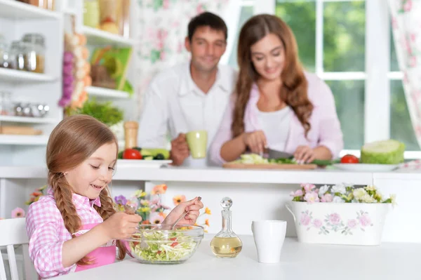 Carino piccola figlia preparare insalata — Foto Stock