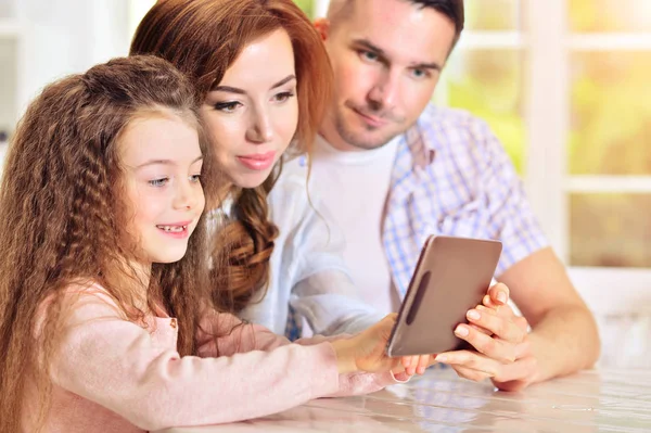 Famille regardant tablette numérique — Photo