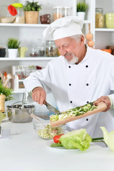 Chef preparando o jantar — Fotografia de Stock