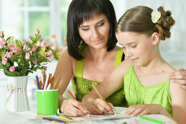 Madre e hija dibujando con lápices —  Fotos de Stock