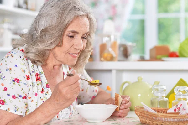 Mujer mayor comiendo sopa —  Fotos de Stock
