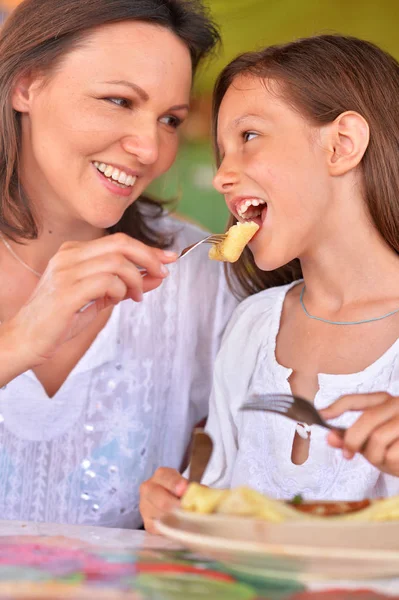 Anne ve kızı kafede yemek — Stok fotoğraf