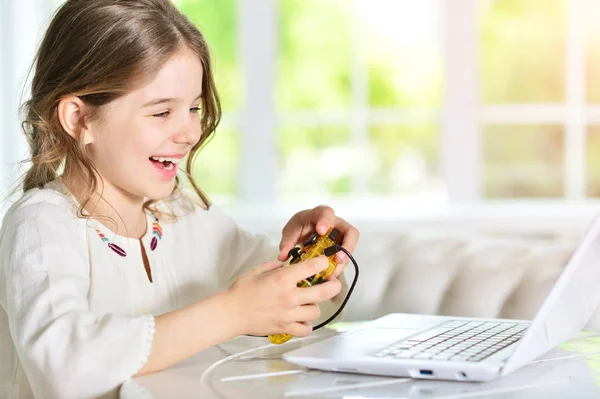 Menina jogando jogo de vídeo — Fotografia de Stock