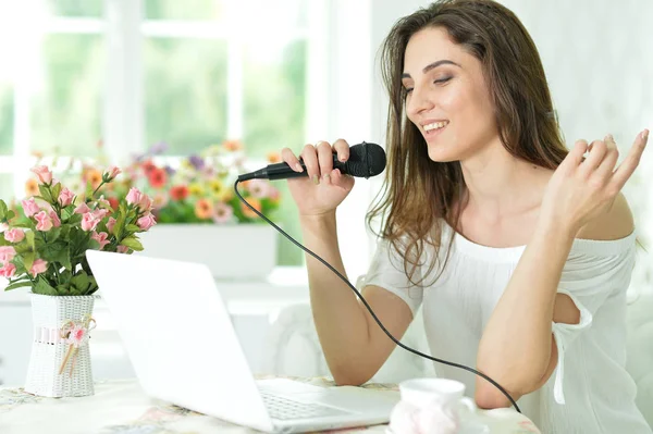 Mulher cantando karaoke — Fotografia de Stock