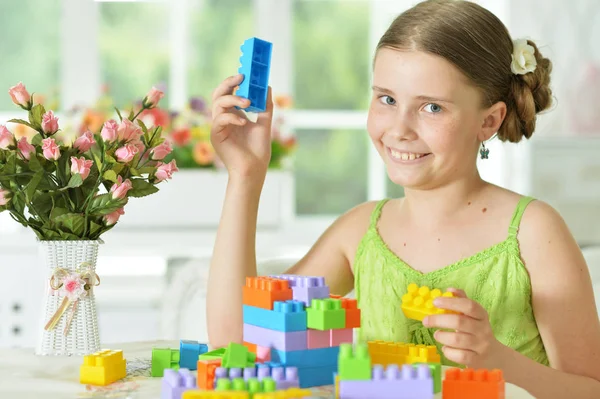Aranyos lány játszik műanyag blokkok — Stock Fotó