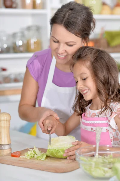 Mother and daughter preparing dinner — Stock Photo, Image