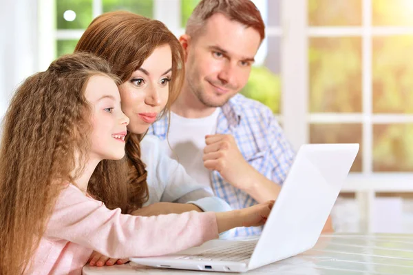 Família feliz com laptop — Fotografia de Stock